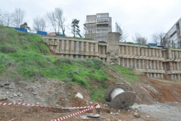 Cât plătește Primăria Constanța pentru ca o firmă să 'admire' cum se prăbușește strada Traian